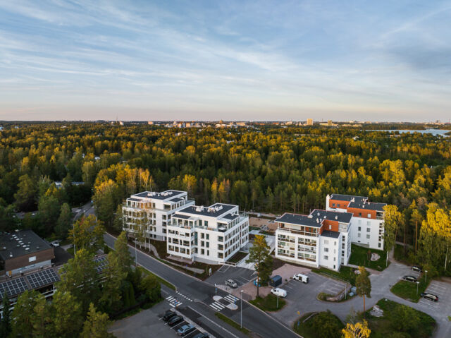 Ilmakuva valmistuneesta As Oy Espoon Haukilahden Merilinnakkeesta. 

Tutustu kohteeseen lisää:

www.merilinnake.fi
.
.
.
.
#taitokaari #arvoasuntojenpaluu #merilinnake #haukilahti
#espoo #asunto #asuntosijoittaminen #luxury
#luxuryrealestate #realestate #luxuryhomes #kiinteistö
#sijoittaminen #sijoitusasunnot #meri 
Kuva: Anders Portman / Kuvatoimisto Kuvio Oy